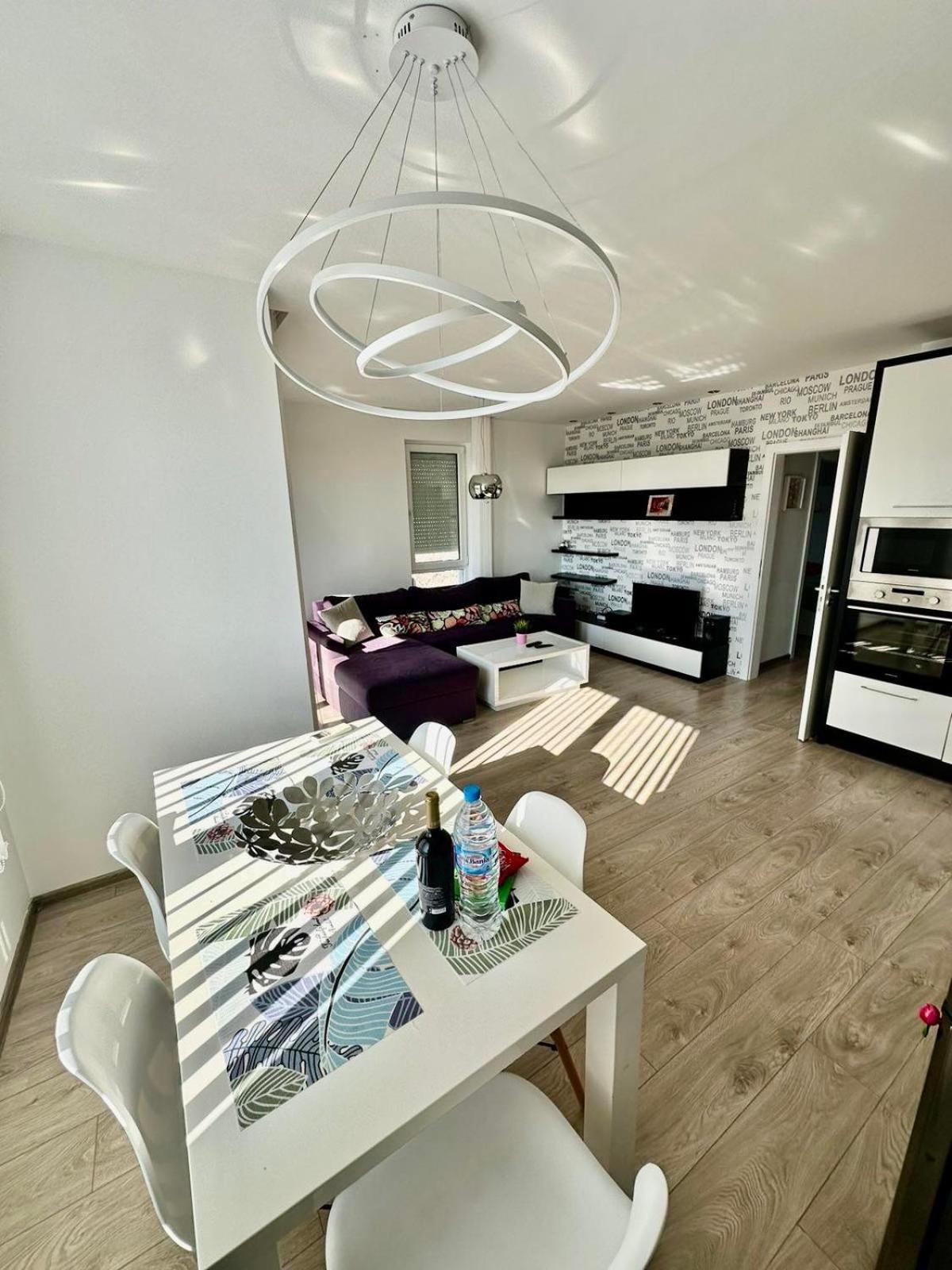 Briz Apartment; 2 Bdr; 6 Guests; Private Parking Varna Extérieur photo